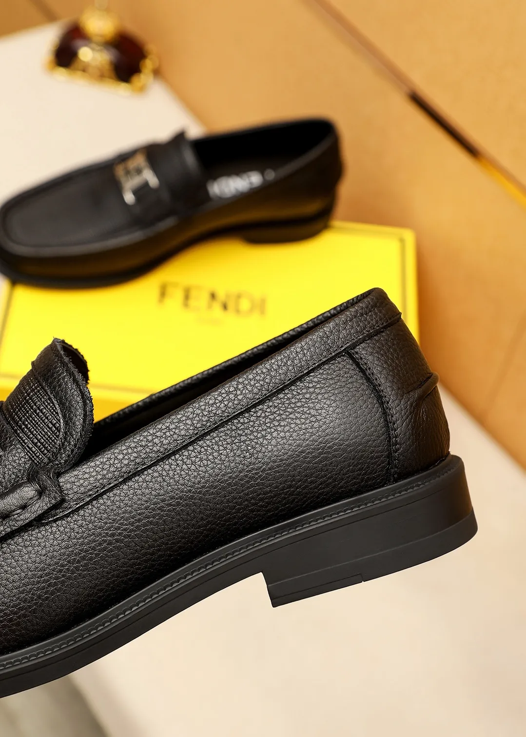 Men's shoes 💰460 💐 Product trademark: FENDI [Fendi] casual leather shoes Regular size: 38-44 (45🉑️customized) Product materials: Selected imported first-layer cross-grain cowhide leather upper + luxury hardware buckle, imported cowhide lining. Strong three-dimensional visual effect, original outsole color: 1⃣️color optional